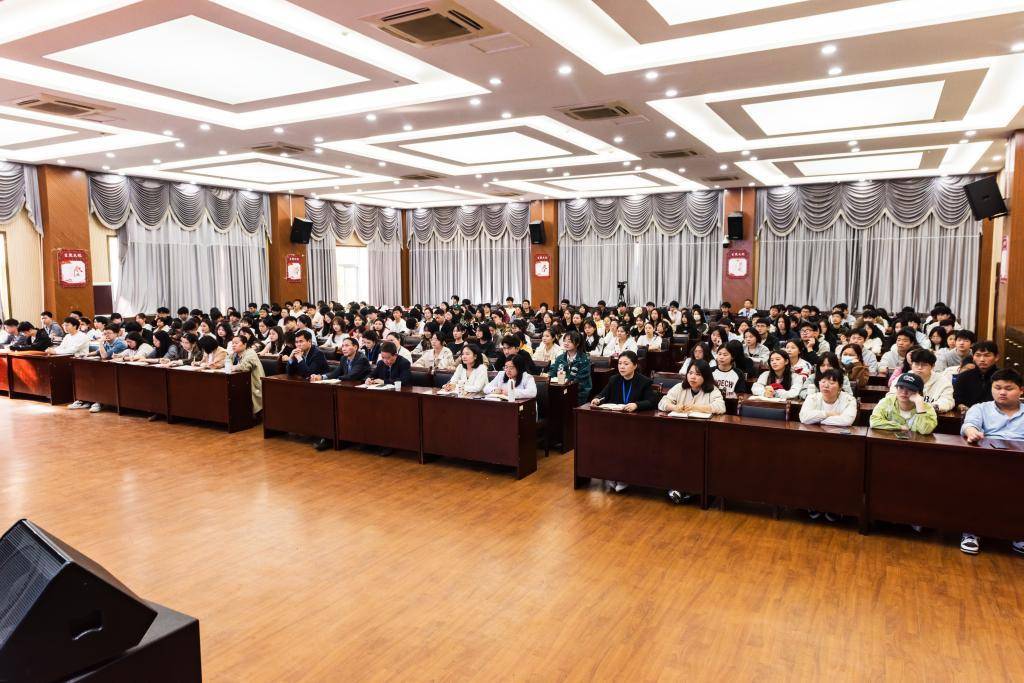 江西生物科技职业学院委书记、院长易倍体育 EMC易倍曹端荣作“开学就业第一课”专题报告(图3)