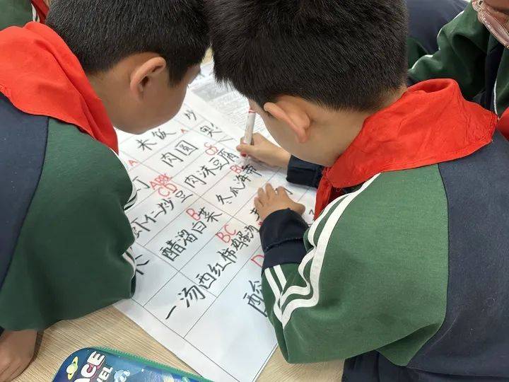 数学课学“挂画”实践课当“营养师”…“金陵好课堂”惠及城乡小学生！EMC易倍体育 易倍EMC(图2)