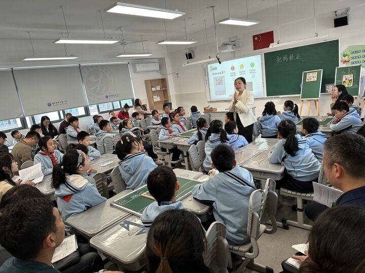 数学课学“挂画”实践课当“营养师”…“金陵好课堂”惠及城乡小学生！EMC易倍体育 易倍EMC(图1)