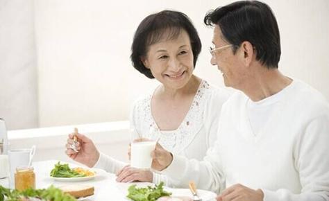 EMC体育 EMC易倍体育年龄大了要管住嘴！建议中老年人：多吃3样少吃3样别不当回事(图2)