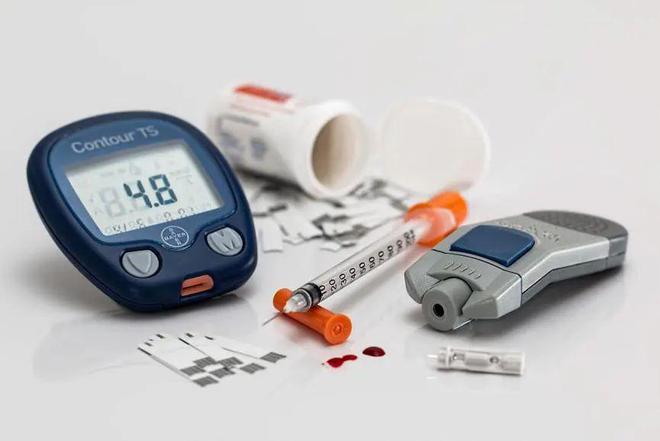 易倍体育 EMC易倍老年人血糖新标准与糖尿病饮食误区！(图1)